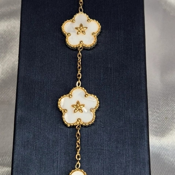 NIB Gold plated five petal flowers white mother of pearl double sided bracelet - Picture 2 of 5